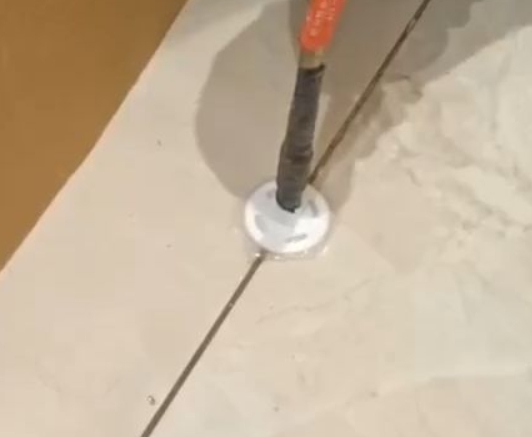 郸城瓷砖空鼓维修公司专业解答瓷砖在铺贴过程中，如果没有涂抹均匀到位的粘结材料（如水泥砂浆或瓷砖胶），可能会导致以下问题