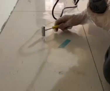 郸城瓷砖开裂维修公司专业分享瓷砖在铺贴前如果没有沥干水分，将会导致以下问题